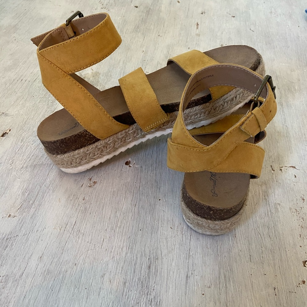 Universal Thread Flatform Sandal - Picture 3 of 4